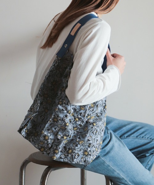 rapiecage（ラピエサージュ）の「ポケッタブル　プリントバッグ（ショルダーバッグ・レディース・サックスブルー/マスタード/キナリ/ネイビー/ボルドー・FREE）」の18枚目の写真