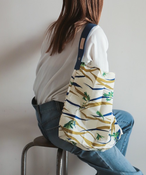 rapiecage（ラピエサージュ）の「ポケッタブル　プリントバッグ（ショルダーバッグ・レディース・サックスブルー/マスタード/キナリ/ネイビー/ボルドー・FREE）」の9枚目の写真