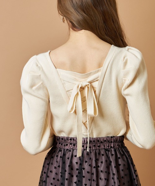 tocco closet（トッコ　クローゼット）の「バックレースアップパワーショルダーリブニットプルオーバー（ニット/セーター・レディース・ピンク系その他/アイボリー/ブラック・M）」の2枚目の写真