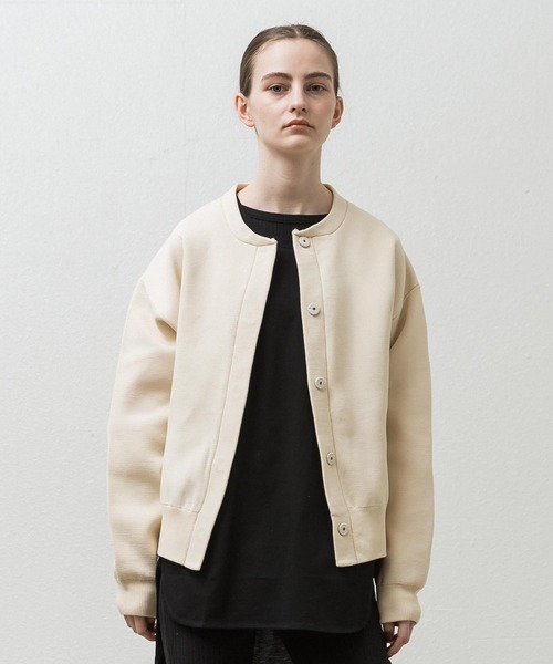 ALLUMER（アリュメール）の「ポリエステルクルーネックニットブルゾン（ブルゾン・レディース・ブラック/グリーン/アイボリー/レッド・1）」の2枚目の写真