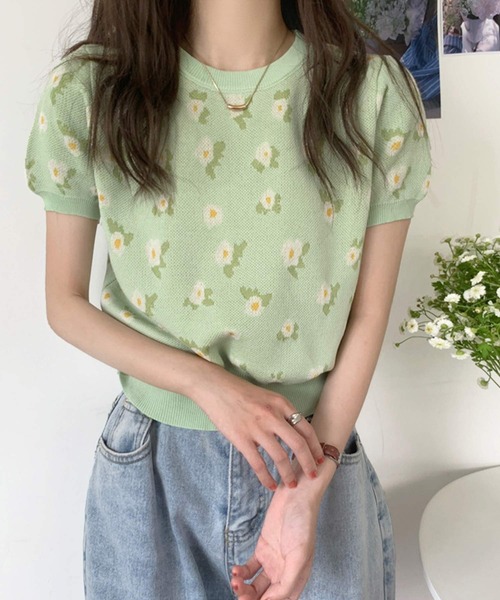 Amulet(アミュレット)の「花柄ショート丈ニットトップス(Tシャツ/カットソー・レディース・ブルー/グリーン/ブラック/ホワイト・FREE)」の1枚目の写真