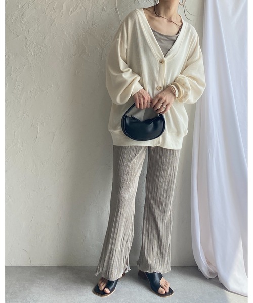 She's Closet（シーズクローゼット）の「【セルフカット対応】セミフレア裾メロウフリルマットサテンロングプリーツパンツ（その他パンツ・レディース・ブラック/モカ/グレイッシュベージュ・FREE）」の5枚目の写真