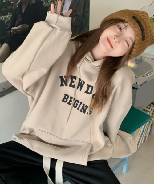 CLEA（クレア）の「裏起毛アーチカレッジロゴ フード付きBIGプルオーバー（パーカー・レディース・ブラック/ベージュ・FREE）」の3枚目の写真