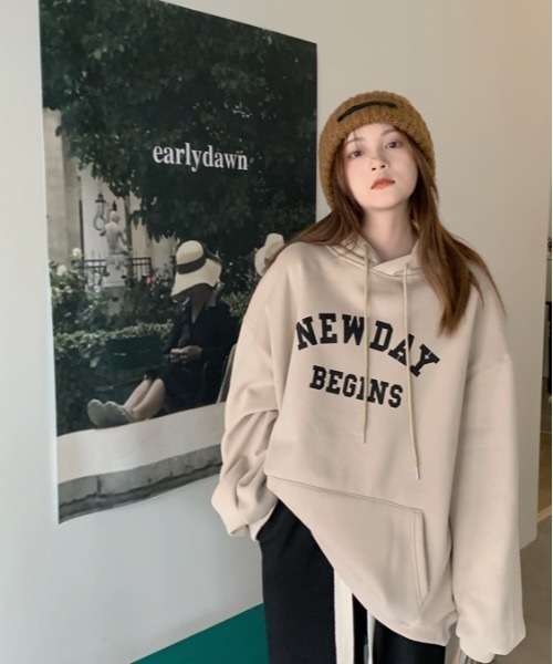 CLEA（クレア）の「裏起毛アーチカレッジロゴ フード付きBIGプルオーバー（パーカー・レディース・ブラック/ベージュ・FREE）」の7枚目の写真