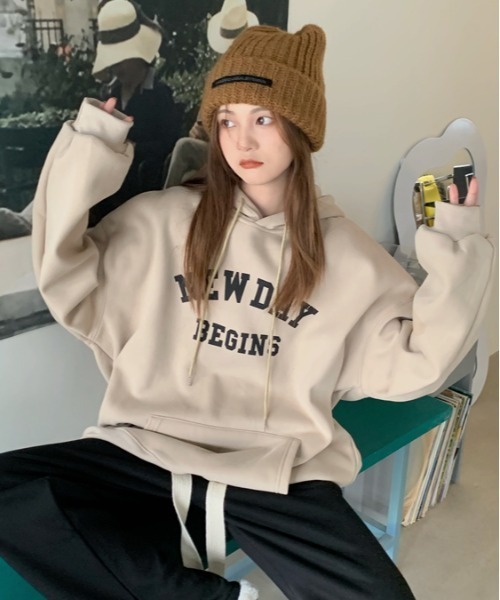 CLEA（クレア）の「裏起毛アーチカレッジロゴ フード付きBIGプルオーバー（パーカー・レディース・ブラック/ベージュ・FREE）」の9枚目の写真