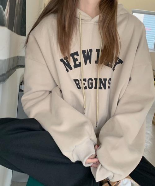 CLEA（クレア）の「裏起毛アーチカレッジロゴ フード付きBIGプルオーバー（パーカー・レディース・ブラック/ベージュ・FREE）」の5枚目の写真
