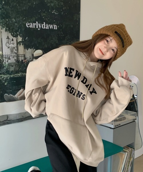 CLEA（クレア）の「裏起毛アーチカレッジロゴ フード付きBIGプルオーバー（パーカー・レディース・ブラック/ベージュ・FREE）」の11枚目の写真