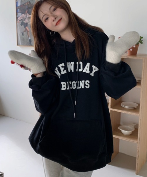 CLEA（クレア）の「裏起毛アーチカレッジロゴ フード付きBIGプルオーバー（パーカー・レディース・ブラック/ベージュ・FREE）」の6枚目の写真