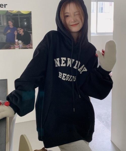 CLEA（クレア）の「裏起毛アーチカレッジロゴ フード付きBIGプルオーバー（パーカー・レディース・ブラック/ベージュ・FREE）」の4枚目の写真