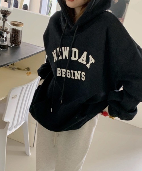 CLEA（クレア）の「裏起毛アーチカレッジロゴ フード付きBIGプルオーバー（パーカー・レディース・ブラック/ベージュ・FREE）」の12枚目の写真