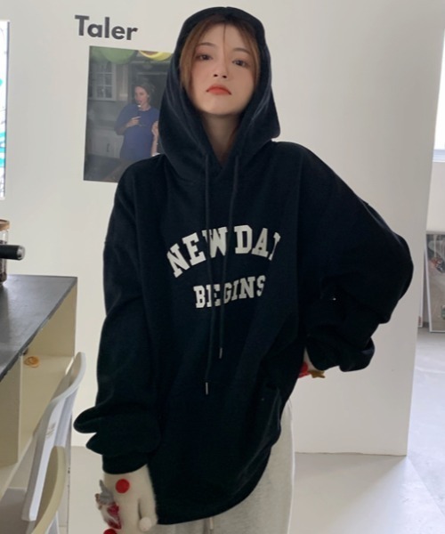 CLEA（クレア）の「裏起毛アーチカレッジロゴ フード付きBIGプルオーバー（パーカー・レディース・ブラック/ベージュ・FREE）」の13枚目の写真