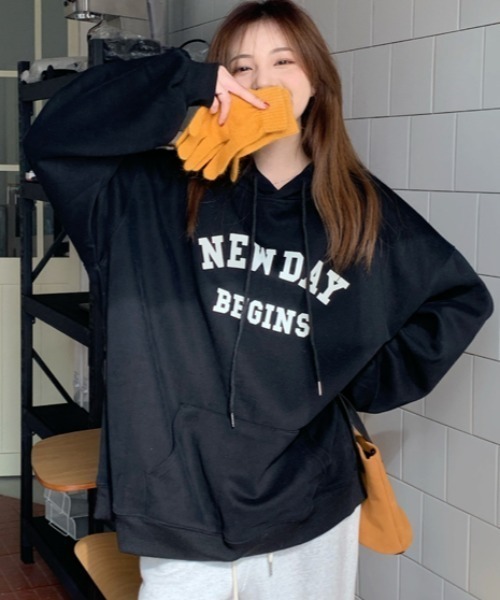 CLEA（クレア）の「裏起毛アーチカレッジロゴ フード付きBIGプルオーバー（パーカー・レディース・ブラック/ベージュ・FREE）」の14枚目の写真