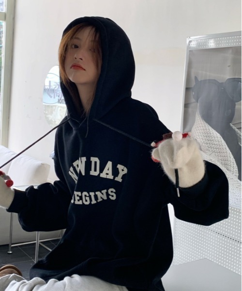 CLEA（クレア）の「裏起毛アーチカレッジロゴ フード付きBIGプルオーバー（パーカー・レディース・ブラック/ベージュ・FREE）」の8枚目の写真