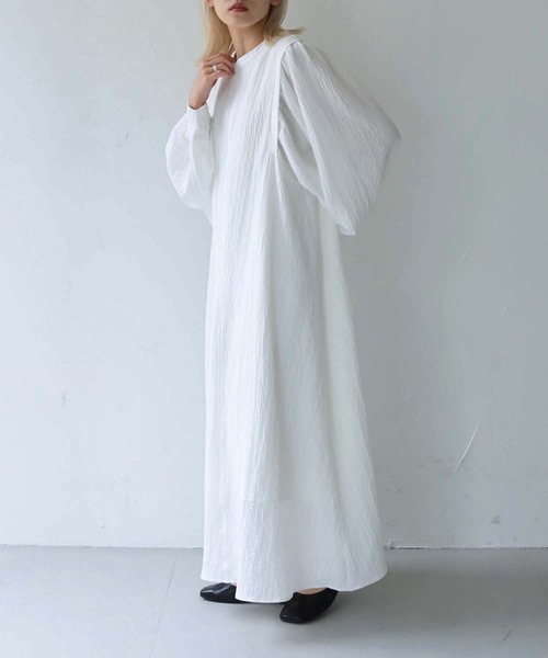 vingtrois(バントロア)の「【vingtrois】ボリュームスリーブロングフレアワンピース(ワンピース・レディース・ブラック/オフホワイト・M)」の2枚目の写真