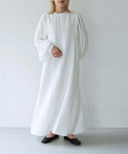 vingtrois(バントロア)の「【vingtrois】ボリュームスリーブロングフレアワンピース(ワンピース・レディース・ブラック/オフホワイト・M)」の3枚目の写真