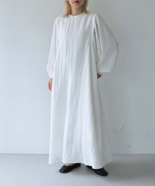 vingtrois(バントロア)の「【vingtrois】ボリュームスリーブロングフレアワンピース(ワンピース・レディース・ブラック/オフホワイト・M)」の4枚目の写真