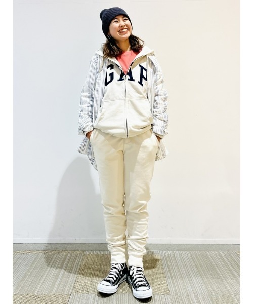 GAP(ギャップ)の「GAPアーチロゴ フレンチテリーフルジップパーカー(ユニセックス)(パーカー・メンズ・ブラック/ブルー/グレー/ホワイト/ベージュ/ネイビー・XS/S/M/L/XL)」の21枚目の写真