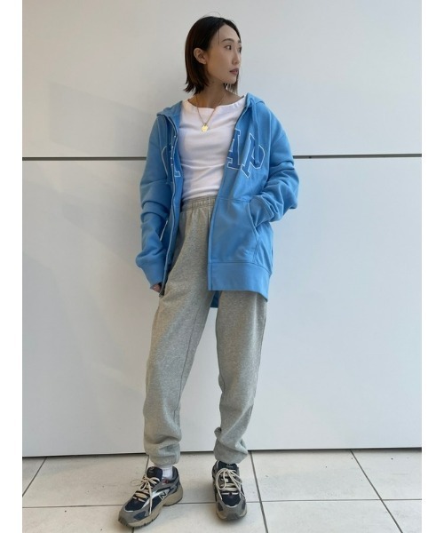 GAP(ギャップ)の「GAPアーチロゴ フレンチテリーフルジップパーカー(ユニセックス)(パーカー・メンズ・ブラック/ブルー/グレー/ホワイト/ベージュ/ネイビー・XS/S/M/L/XL)」の16枚目の写真