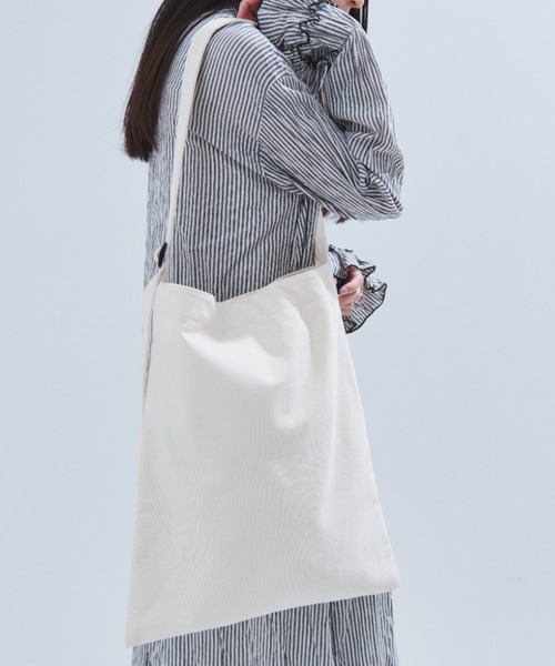 Libra Cue（リブラ キュー）の「【A4サイズ収納可】ワンショルダーキャンバストート（ショルダーバッグ・レディース・レッド/ネイビー/アイボリー・FREE）」の2枚目の写真