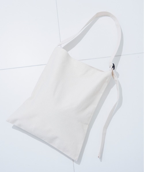 Libra Cue（リブラ キュー）の「【A4サイズ収納可】ワンショルダーキャンバストート（ショルダーバッグ・レディース・レッド/ネイビー/アイボリー・FREE）」の7枚目の写真