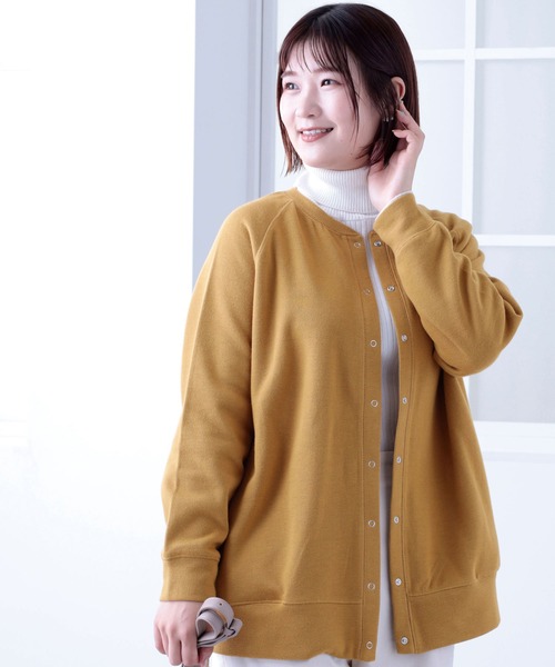 BELLUNA PLUS（ベルーナ）の「ボタンデザインクルーネックカーディガン（カーディガン/ボレロ・レディース・イエロー/レッド/ブラック/グリーン・MEDIUM/LARGE/X-LARGE）」の4枚目の写真