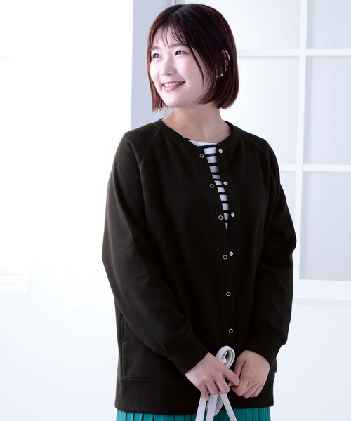 BELLUNA PLUS（ベルーナ）の「ボタンデザインクルーネックカーディガン（カーディガン/ボレロ・レディース・イエロー/レッド/ブラック/グリーン・MEDIUM/LARGE/X-LARGE）」の2枚目の写真