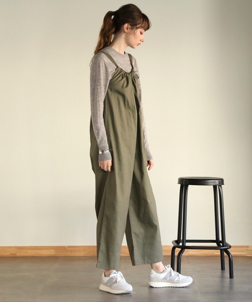 aity(アイティ)の「ツイルギャザーオールインワン(サロペット/オーバーオール・レディース・オリーブ/ブラック/アイボリー/ライトベージュ・M)」の16枚目の写真