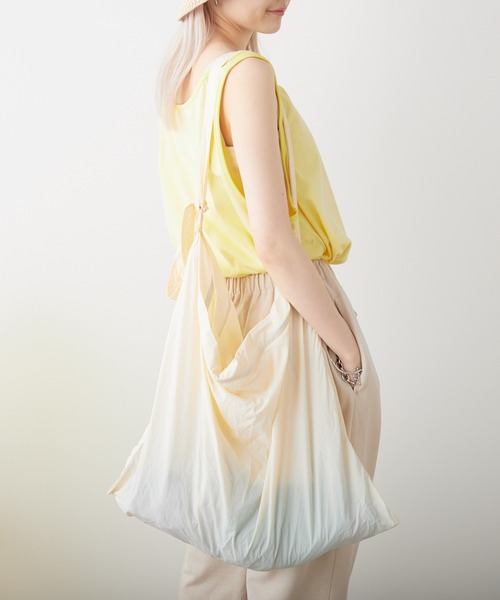 WHIMSIC（ウィムジック）の「【UNISEX】ナイロンビッグスリングバッグ（ショルダーバッグ・メンズ・ブラック/ブルー/ホワイト/グリーン/ネイビー・FREE）」の2枚目の写真