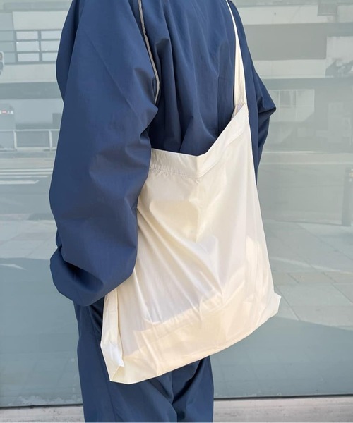 WHIMSIC（ウィムジック）の「【UNISEX】ナイロンビッグスリングバッグ（ショルダーバッグ・メンズ・ブラック/ブルー/ホワイト/グリーン/ネイビー・FREE）」の16枚目の写真