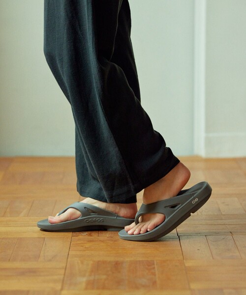 OOFOS（ウーフォス）の「OOFOS/ウーフォス Ooriginal/ウーオリジナル（サンダル・メンズ・グレー/ブラック/オリーブ/ワインレッド/ベージュ/ブルー・7/9/8）」の2枚目の写真