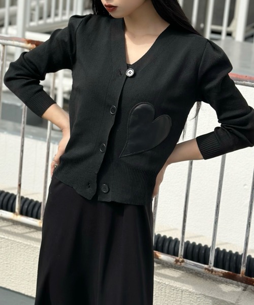 LVEU.（ラブユ.）の「【ZOZOTOWN限定】Heart design V-neck cardigan / ハートデザインVネックカーディガン（カーディガン/ボレロ・レディース・ブラック/ホワイト・FREE）」の2枚目の写真