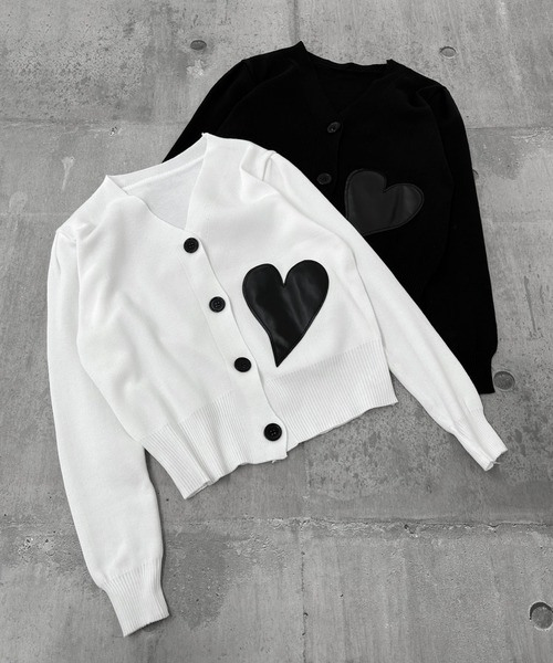 LVEU.（ラブユ.）の「【ZOZOTOWN限定】Heart design V-neck cardigan / ハートデザインVネックカーディガン（カーディガン/ボレロ・レディース・ブラック/ホワイト・FREE）」の3枚目の写真