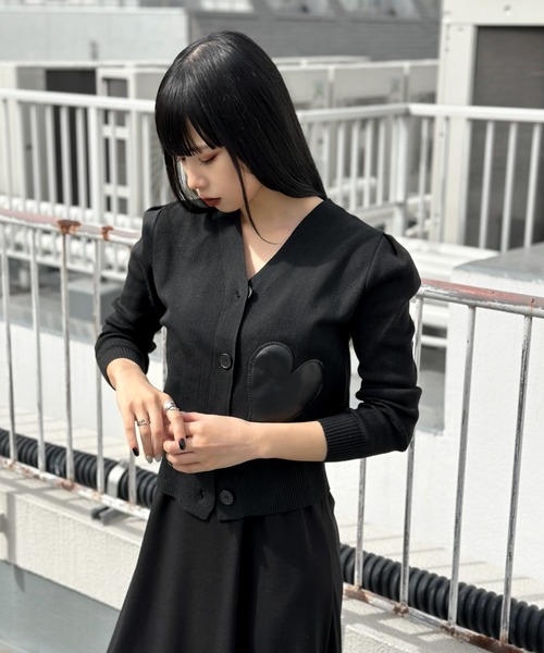 LVEU.（ラブユ.）の「【ZOZOTOWN限定】Heart design V-neck cardigan / ハートデザインVネックカーディガン（カーディガン/ボレロ・レディース・ブラック/ホワイト・FREE）」の4枚目の写真