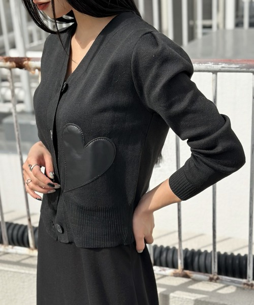 LVEU.（ラブユ.）の「【ZOZOTOWN限定】Heart design V-neck cardigan / ハートデザインVネックカーディガン（カーディガン/ボレロ・レディース・ブラック/ホワイト・FREE）」の5枚目の写真