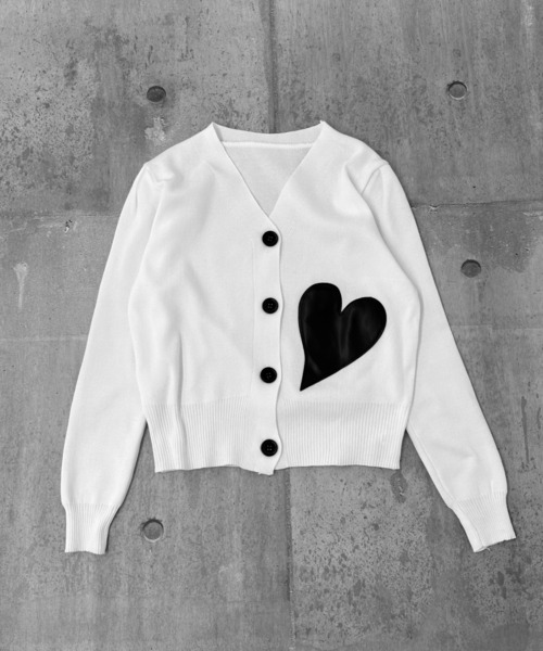 LVEU.（ラブユ.）の「【ZOZOTOWN限定】Heart design V-neck cardigan / ハートデザインVネックカーディガン（カーディガン/ボレロ・レディース・ブラック/ホワイト・FREE）」の18枚目の写真