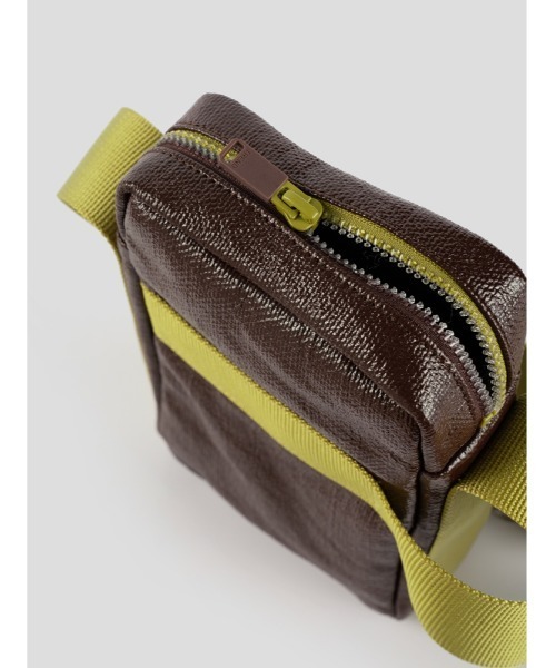 JNBY(ジェーエヌビーワイ)の「HOME LOB Adjustable-strap Crossbody Bag(ショルダーバッグ・レディース・ブラウン/ブラック/ブルー・ONE SIZE)」の10枚目の写真