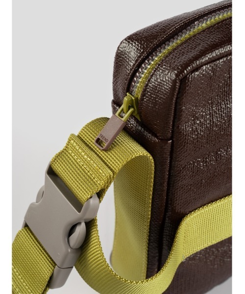 JNBY(ジェーエヌビーワイ)の「HOME LOB Adjustable-strap Crossbody Bag(ショルダーバッグ・レディース・ブラウン/ブラック/ブルー・ONE SIZE)」の11枚目の写真