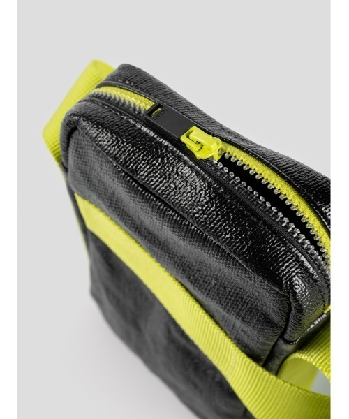 JNBY(ジェーエヌビーワイ)の「HOME LOB Adjustable-strap Crossbody Bag(ショルダーバッグ・レディース・ブラウン/ブラック/ブルー・ONE SIZE)」の7枚目の写真