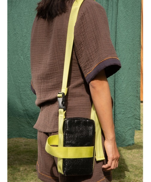 JNBY(ジェーエヌビーワイ)の「HOME LOB Adjustable-strap Crossbody Bag(ショルダーバッグ・レディース・ブラウン/ブラック/ブルー・ONE SIZE)」の4枚目の写真