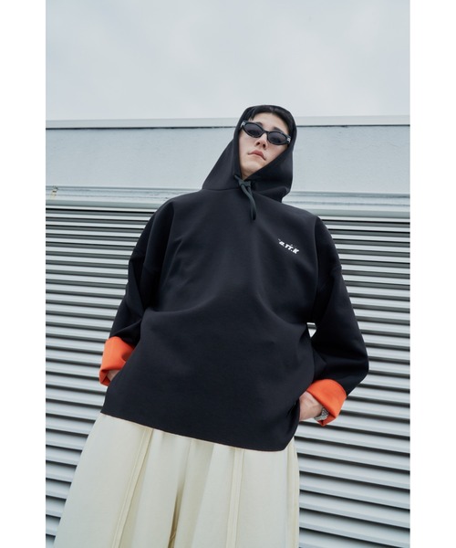 D.TT.K（ディティーティーケー）の「9 SLEEVE HOODIE　バイカラー配色　トレーニング　パーカー（パーカー・レディース・グレー/ブラック・MEDIUM/LARGE/SMALL）」の3枚目の写真