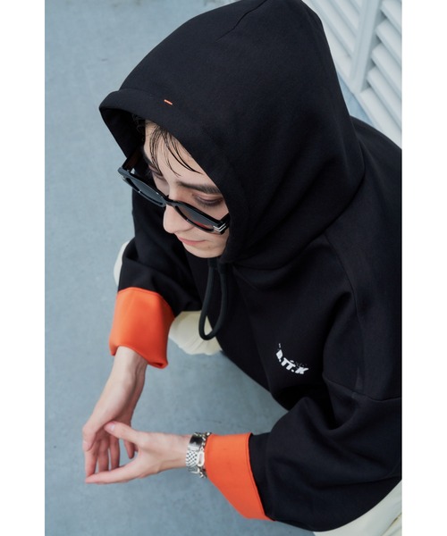D.TT.K（ディティーティーケー）の「9 SLEEVE HOODIE　バイカラー配色　トレーニング　パーカー（パーカー・レディース・グレー/ブラック・MEDIUM/LARGE/SMALL）」の6枚目の写真