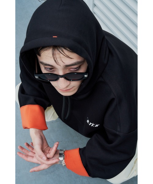 D.TT.K（ディティーティーケー）の「9 SLEEVE HOODIE　バイカラー配色　トレーニング　パーカー（パーカー・レディース・グレー/ブラック・MEDIUM/LARGE/SMALL）」の7枚目の写真