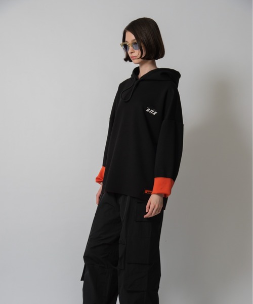 D.TT.K（ディティーティーケー）の「9 SLEEVE HOODIE　バイカラー配色　トレーニング　パーカー（パーカー・レディース・グレー/ブラック・MEDIUM/LARGE/SMALL）」の15枚目の写真