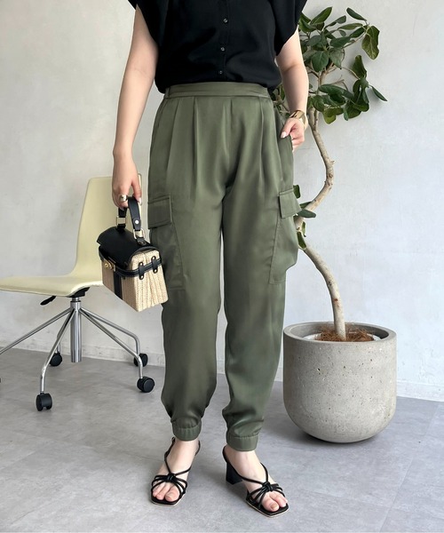 prose verse（プロズヴェール）の「サイドポケットサテンジョガーパンツ（カーゴパンツ・レディース・カーキ/グレー/ブラック・ﾌﾘ-）」の2枚目の写真