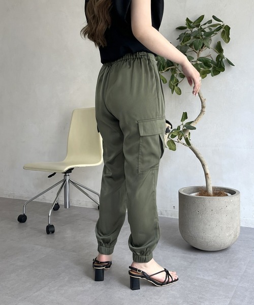 prose verse（プロズヴェール）の「サイドポケットサテンジョガーパンツ（カーゴパンツ・レディース・カーキ/グレー/ブラック・ﾌﾘ-）」の13枚目の写真