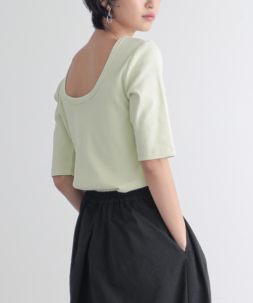 for/c（フォーシー）の「[新色追加]USAコットン前後2WAYバックシャンTシャツ【サスティナブル】（Tシャツ/カットソー・レディース・ホワイト/ブラック×ホワイト/ブラック/ライム/チャコールグレー/ネイビー/ライトブラウン/レッド・M/L/LL/S）」の6枚目の写真