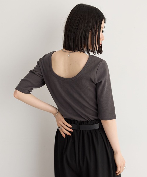 for/c（フォーシー）の「[新色追加]USAコットン前後2WAYバックシャンTシャツ【サスティナブル】（Tシャツ/カットソー・レディース・ホワイト/ブラック×ホワイト/ブラック/ライム/チャコールグレー/ネイビー/ライトブラウン/レッド・M/L/LL/S）」の20枚目の写真