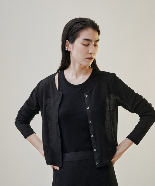 SALON adam et rope'(サロン アダム エ ロペ)の「KINANリブショートシアーカーディガン【洗える】(カーディガン/ボレロ・レディース・ブラック/オフホワイト/パープル・FREE)」の4枚目の写真