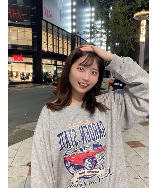 DEVICE(デバイス)の「【DEVICE×佐藤かれん】ルーズグラフィック CARプリント 裏毛 スウェット トレーナー(スウェット・レディース・グレー・FREE)」の2枚目の写真