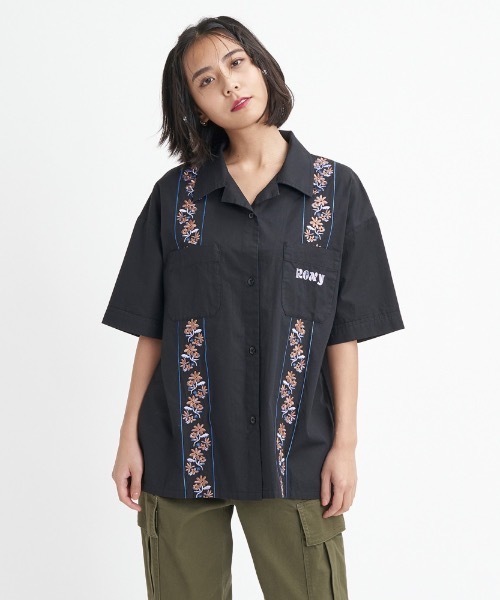 ROXY(ロキシー)の「WALKING ON AIR/ロキシーマルチ柄ゆったりシルエットキューバシャツ(シャツ/ブラウス・レディース・パープル/マルチ/ナチュラル・MEDIUM/LARGE/SMALL)」の1枚目の写真